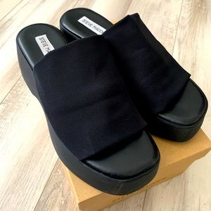 Black Steve Madden slinky30 platform sandals